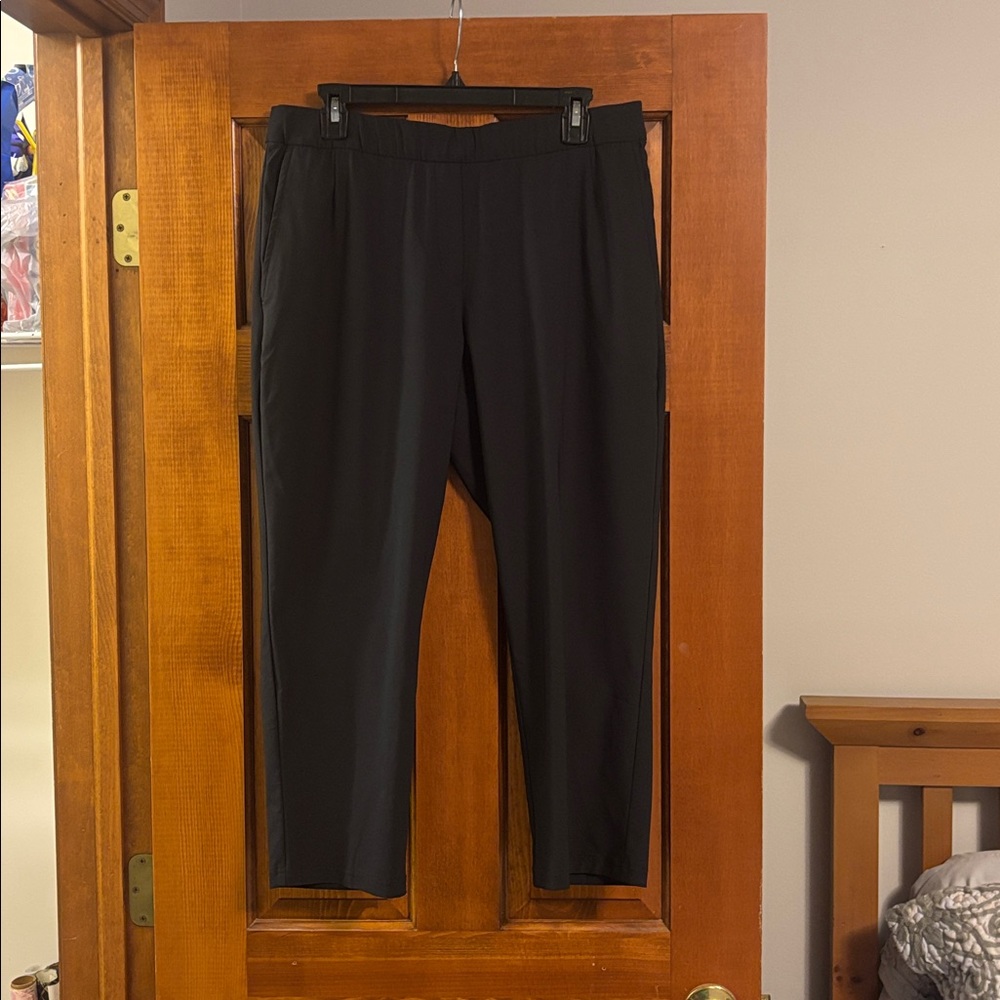 Nike Black Women’s Cropped Pants
Dri-Fit Size Large